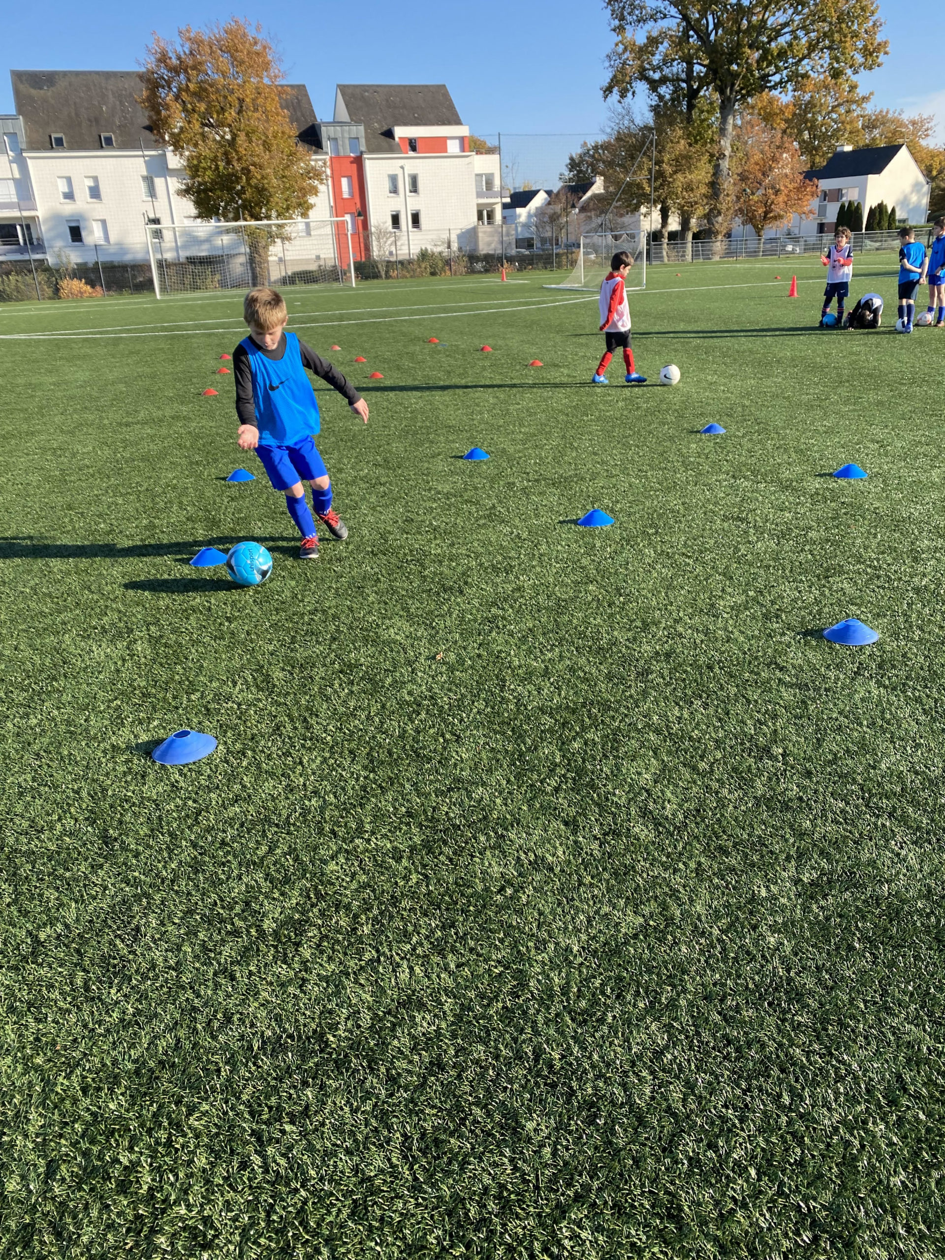 Des jeunes du FC Mordelles en pleine action