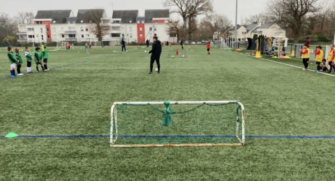 Titouan explique au jeunes le but de l'exercice