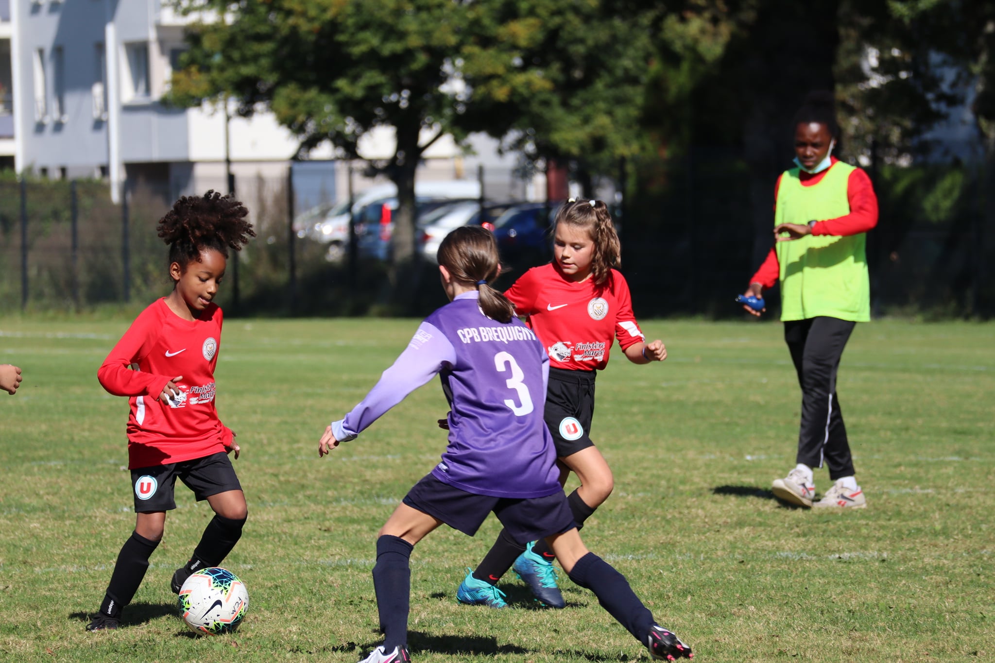 Une sénior féminine à l'arbitre lors d'un match U11 F