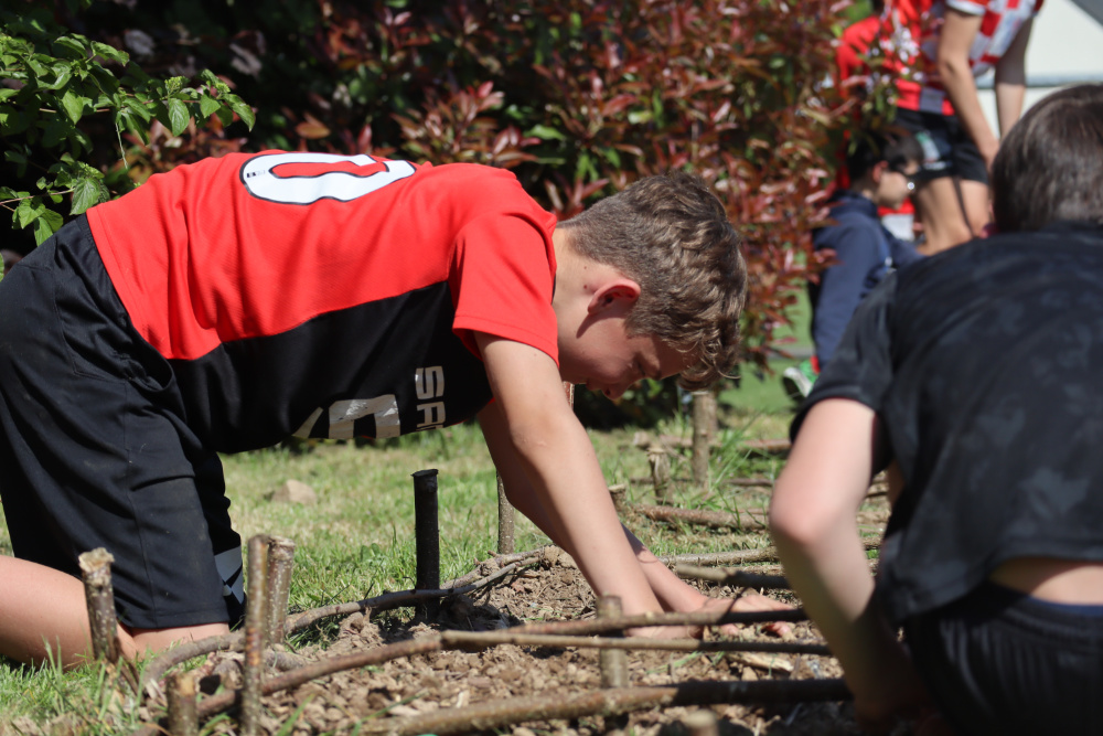 IMG_4572 Les U10-U11 sèment et plantent les cultures dans le potager.