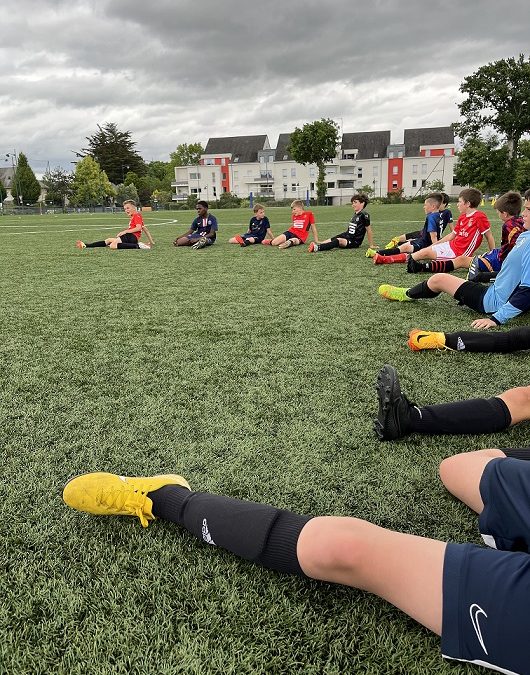 PEF, sensibiliser les jeunes du FC Mordelles aux étirements