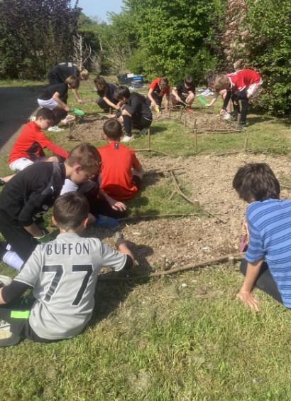 les jeunes dans le potager