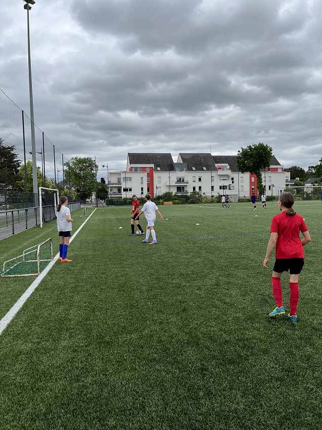 des joueuses pratique le foot en marchant