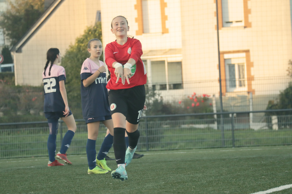 Zhina Landrevie, joueuse du FC Mordelles marquant lors d'un match U18F. 