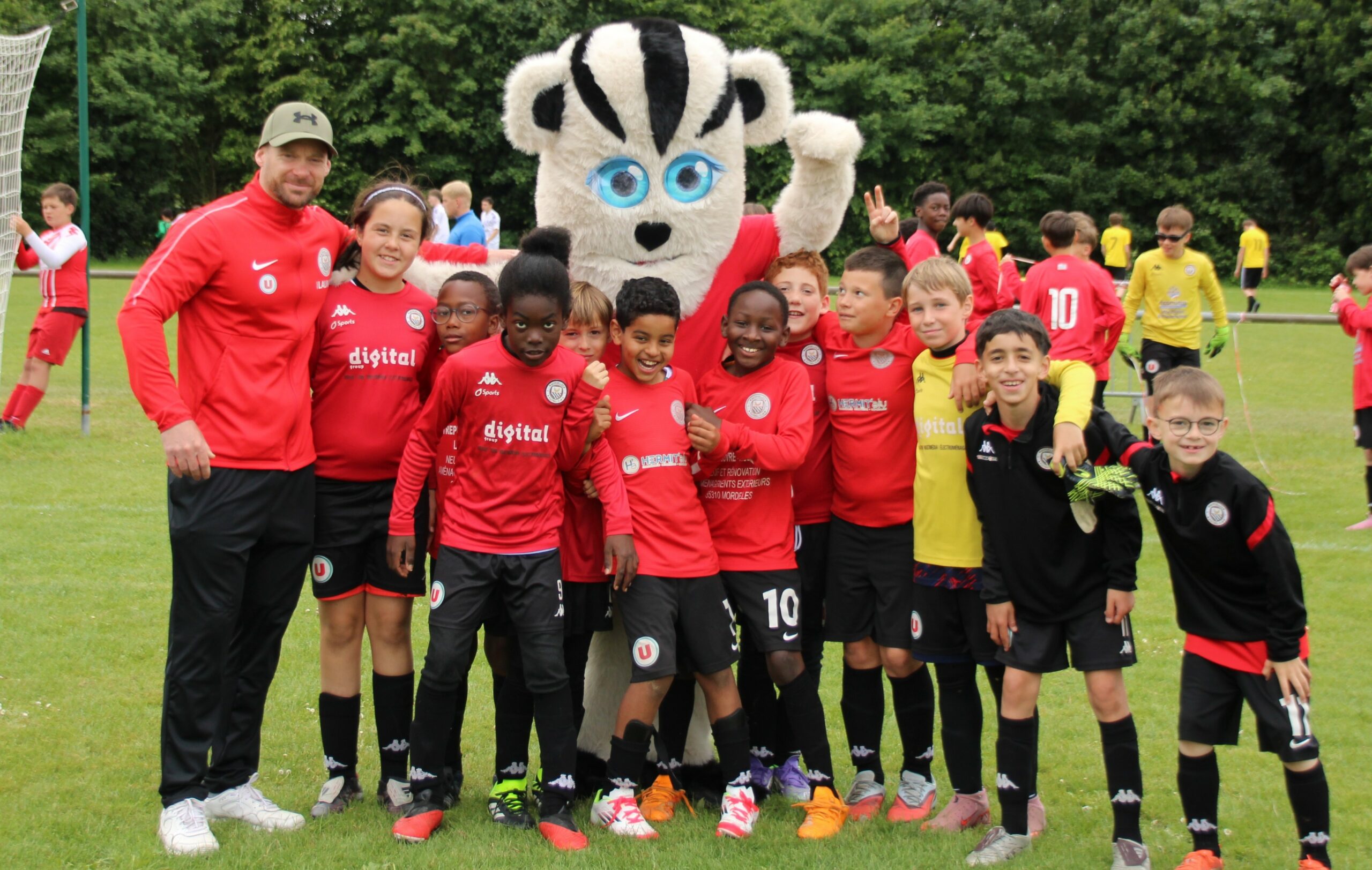 IMG_1419 Nos U12 avec la mascotte du club